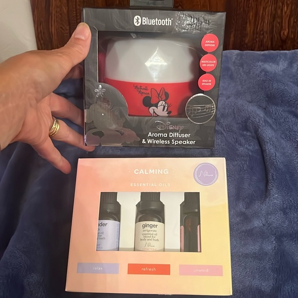 Disney Aroma Diffuser & Wireless Bluetooth Speaker & 3 essential oils, both new - Picture 1 of 8